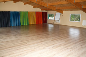 salle-danse-intérieur-retraite-Bugarach-énergie-yoga-voix-chant-danse-authentique-retour-à-soi-connexion-énergie-calme-sérénité-authentique-nature